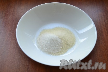 В глубокую тарелку, предназначенную для СВЧ, всыпать манную крупу, добавить соль и сахар, перемешать.