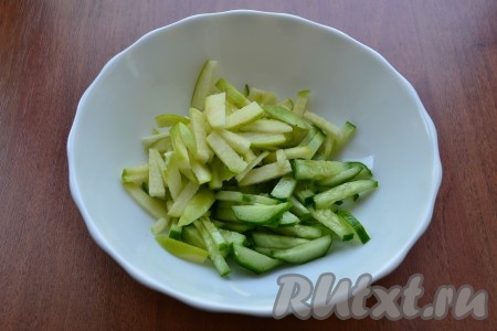 В миску нарезать брусочками (или соломкой) свежий огурец и яблоко, очищенное от семечек.