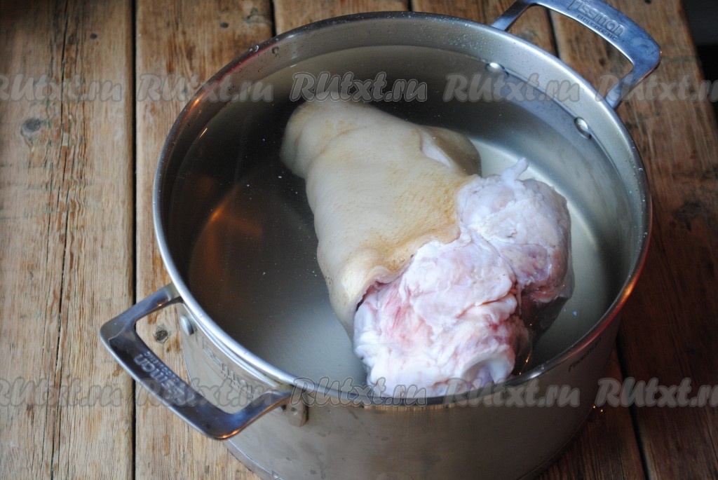 Рецепт из рульки свиной вареный рецепт с фото пошагово