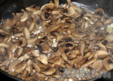 Затем слой жаренных грибов. Майонез после грибов не добавлять. 
