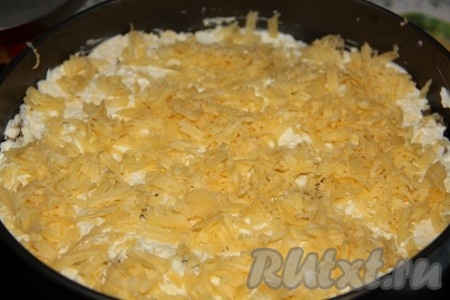 Затем слой сыра, натертого на крупной терке.