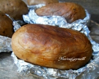 Картофель, запеченный в духовке в фольге целиком