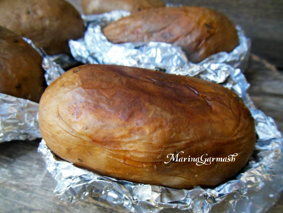 Картофель запеченный в фольге в духовке