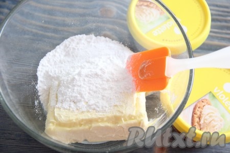 Для приготовления творожно-сливочного крема соединить размягчённое сливочное масло с сахарной пудрой.