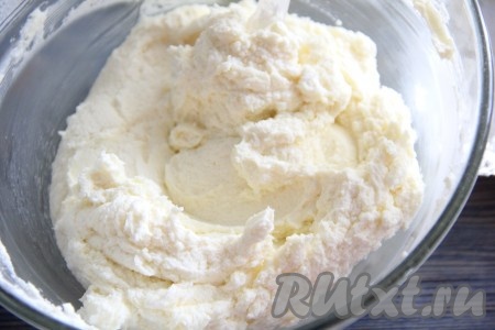 Затем добавить творожный сыр и ещё раз взбить до однородности. В крем, по желанию, можно добавить пищевой краситель.

