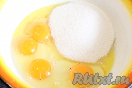 В глубокой миске соединить яйца и сахар.