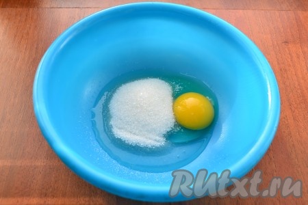 Соединить яйцо, соль и сахар, хорошо взбить венчиком.