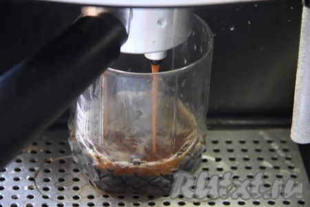 Приготовить крепкий кофе с помощью кофеварки или подручными средствами. У нас должно получиться 250 миллилитров кофе в готовом виде. Если вы будете использовать молотый кофе, то процедите сваренный кофе от кофейной гущи. Если Вы готовили из растворимого кофе - то его можно не процеживать.