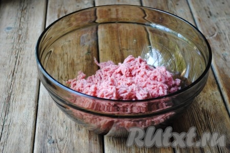 Мясо вымыть, обсушить и нарезать на небольшие кусочки. Пропустить мясо через мясорубку. 
