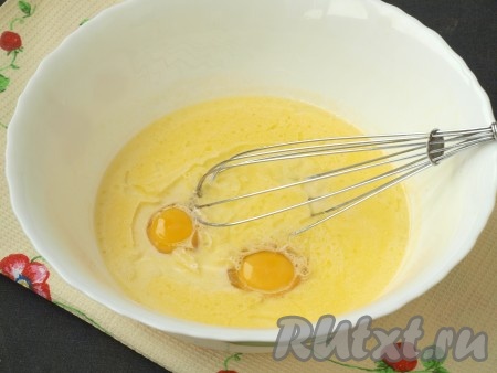 В миску с маслом и молоком добавить яйца и взбить венчиком жидкие ингредиенты. 