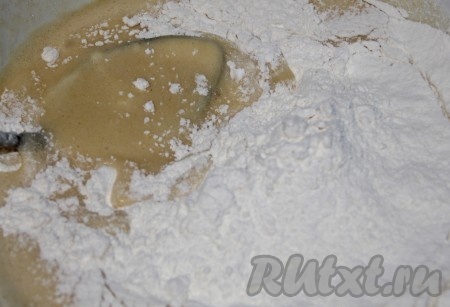 Затем просеять половину муки и оставить тесто отдохнуть. Оставляем минут на 20, пока тесто не остынет до комнатной температуры.