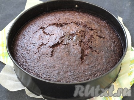 Духовку заранее нагреть до 180 градусов и выпекать шоколадный кухе 45-55 минут. Готовность проверить при помощи деревянной шпажки, она должна после прокалывания пирога остаться чистой.
