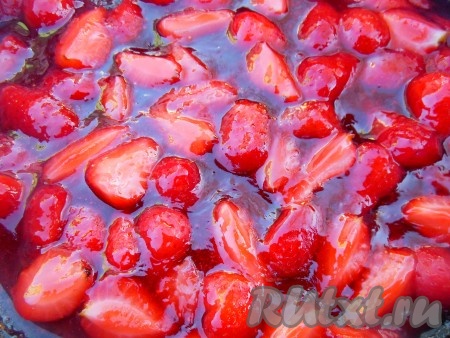 Когда ягоды дадут сок, а сахар полностью растворится, влейте на сковороду тонкой струйкой крахмал, осторожно перемешивая ложкой. Готовьте клубничный топпинг еще 1-2 минуты.
