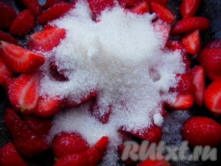 Выложите ягоды на сковороду, добавьте сахар. Поставьте на небольшой огонь. Не помешивайте клубничный соус в процессе приготовления, а слегка встряхивайте, чтобы кусочки ягод оставались целыми.