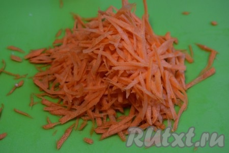 Натираем на терке одну морковку
