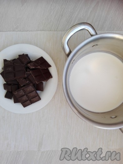 В качестве начинки в данном рецепте используется шоколадный крем (ганаш). Для приготовления крема сливки нагреть почти до кипения, убрать с огня, соединить с шоколадом, поломанным на небольшие кусочки, и хорошо перемешать до полного растворения шоколада.