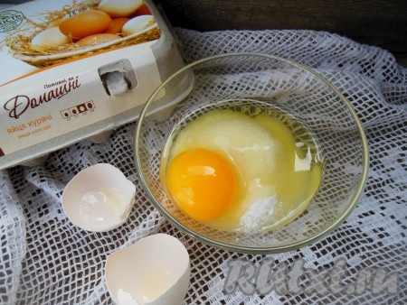 Отдельно взбейте яйцо с сахаром и солью.
