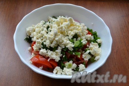 Адыгейский сыр раскрошить и добавить в овощной салат.
