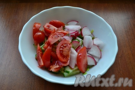 В салат к капусте и огурцам добавить нарезанные дольками свежие помидоры и нарезанный на полукружки (или четвертины) редис.