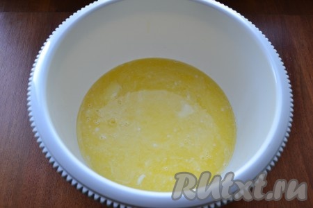 Масло сливочное (или маргарин) растопить и добавить его в молоко.
