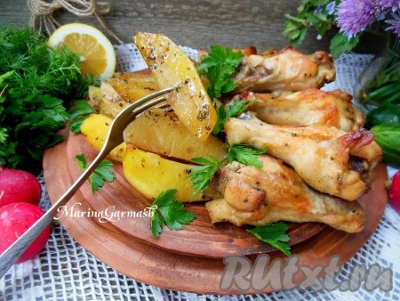 Куриные крылышки, запеченные с картошкой в духовке, получаются очень сочными, в меру солёными и ароматными. Попробуйте, очень вкусно!