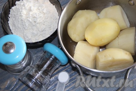 Картофель очистить, залить водой, поставить на огонь, после закипания посолить и варить на небольшом огне до готовности. Кстати, можно использовать картофель, оставшийся после ужина.