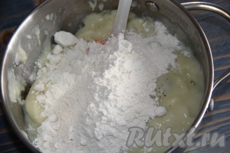 Затем добавить муку, разрыхлитель и соль по вкусу. Можно добавить молотый перец или паприку.