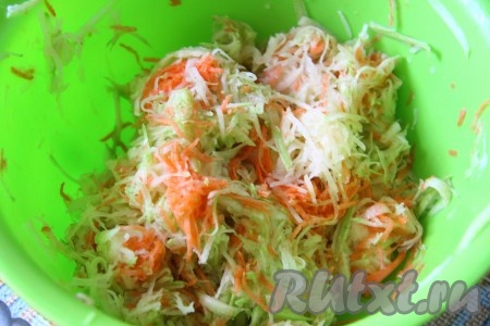 Натереть картошку, кабачок и морковку на средней тёрке, выложить в миску и отжать от лишней жидкости.