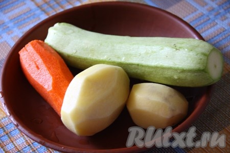 Картофель, кабачок и морковку очистить и вымыть. Если кабачок молодой, то его можно не очищать от шкурки и семечек.