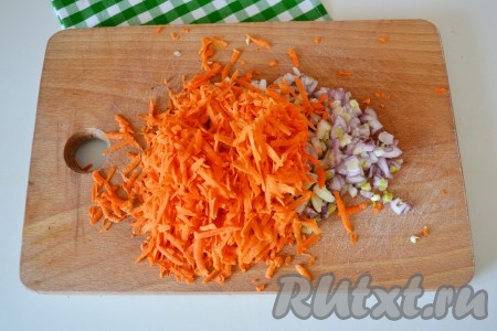 Очистить овощи. Лук нарезать кубиками, а морковь натереть на тёрке.
