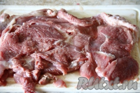 Свинину разрезать (как книжку, не дорезая до конца) и сформировать прямоугольный пласт, посолить мясо и поперчить.