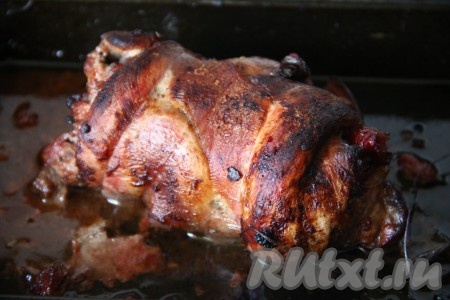 Запекать свинину с вишней при температуре 180 градусов 50-60 минут (до готовности мяса).