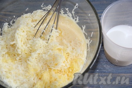 Добавить сыр в смесь яиц и маргарина.