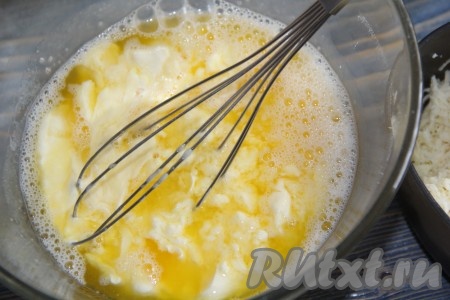  Влить маргарин в яичную массу и перемешать венчиком.