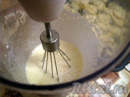 Приготовить сметанную заливку для пирога: взбить миксером яйцо, сметану, сахар и муку.

