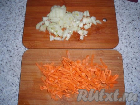 Готовый бульон немного остудить и процедить.

Морковь натереть на крупной терке. Вторую луковицу нарезать кубиками.