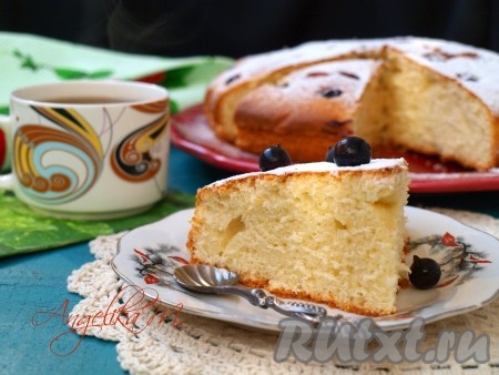 Посыпать остывший пирог сахарной пудрой и разрезать на порционные кусочки. Подавать вкуснейший пирог с чёрной смородиной к чаю или кофе, с молоком или какао.
