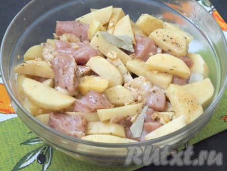 В миску к мясу добавить картофель и хорошенько перемешать всё вместе, добавить лавровый лист.
