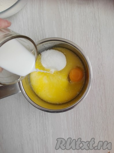 В сотейнике растопить сливочное масло и охладить. К остывшему сливочному маслу добавить сахар, яйцо и молоко.
