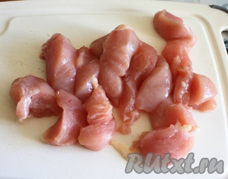 Куриное филе нарезать полосками длиной 3-4 см и толщиной около 1,5 см. Выложить нарезанное мясо в отдельную посуду, посолить по вкусу, поперчить. Оставить минут на 10.