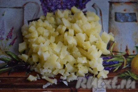 Вареный очищенный картофель нарезать небольшими кубиками.
