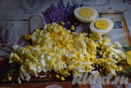 Сваренные вкрутую яйца очистить и тоже нарезать кубиками.
