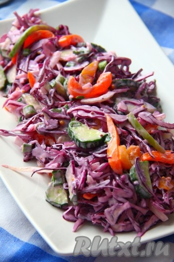 Перемешать и подать к столу вкусный и полезный салат из краснокочанной капусты с огурцом.  Кусочки болгарского перца добавят красок этому овощному блюду.
