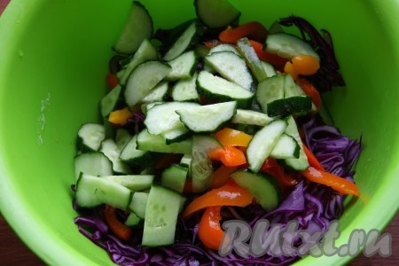 Огурец, нарезанный кольцами или полу кольцами, добавить в салат из капусты и болгарского перца.

