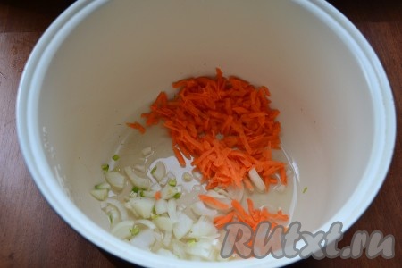Морковку и лук очистить. В большую чашу мультиварки влить растительное масло, выложить натертую на крупной терке морковку и нарезанный репчатый лук, выставить режим "Жарка" на 10 минут.
