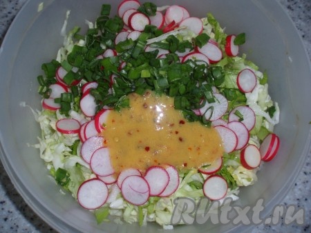 Смешать компоненты салатной заправки до однородности и полить ею салат. 
