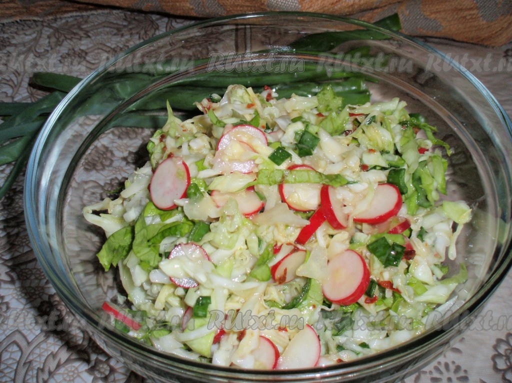Рецепт: Салат из молодой капусты со сметаной