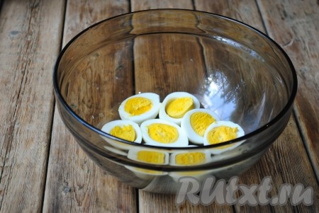 Сваренные вкрутую яйца очистить, разрезать пополам и выложить в миску, в которой будем взбивать паштет, или в чашу блендера. 
