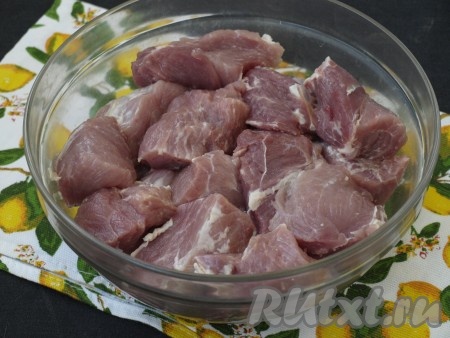 Мясо для шашлыка нарезаем крупно, складываем в миску.
