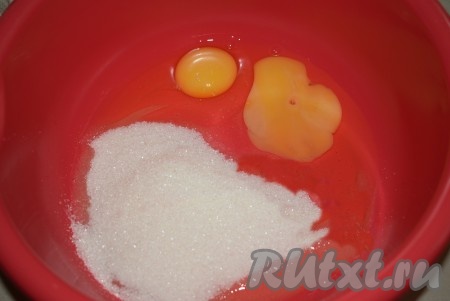 Для приготовления блинного теста в миску вбить яйца, добавить сахар, соль и все тщательно перемешать.
